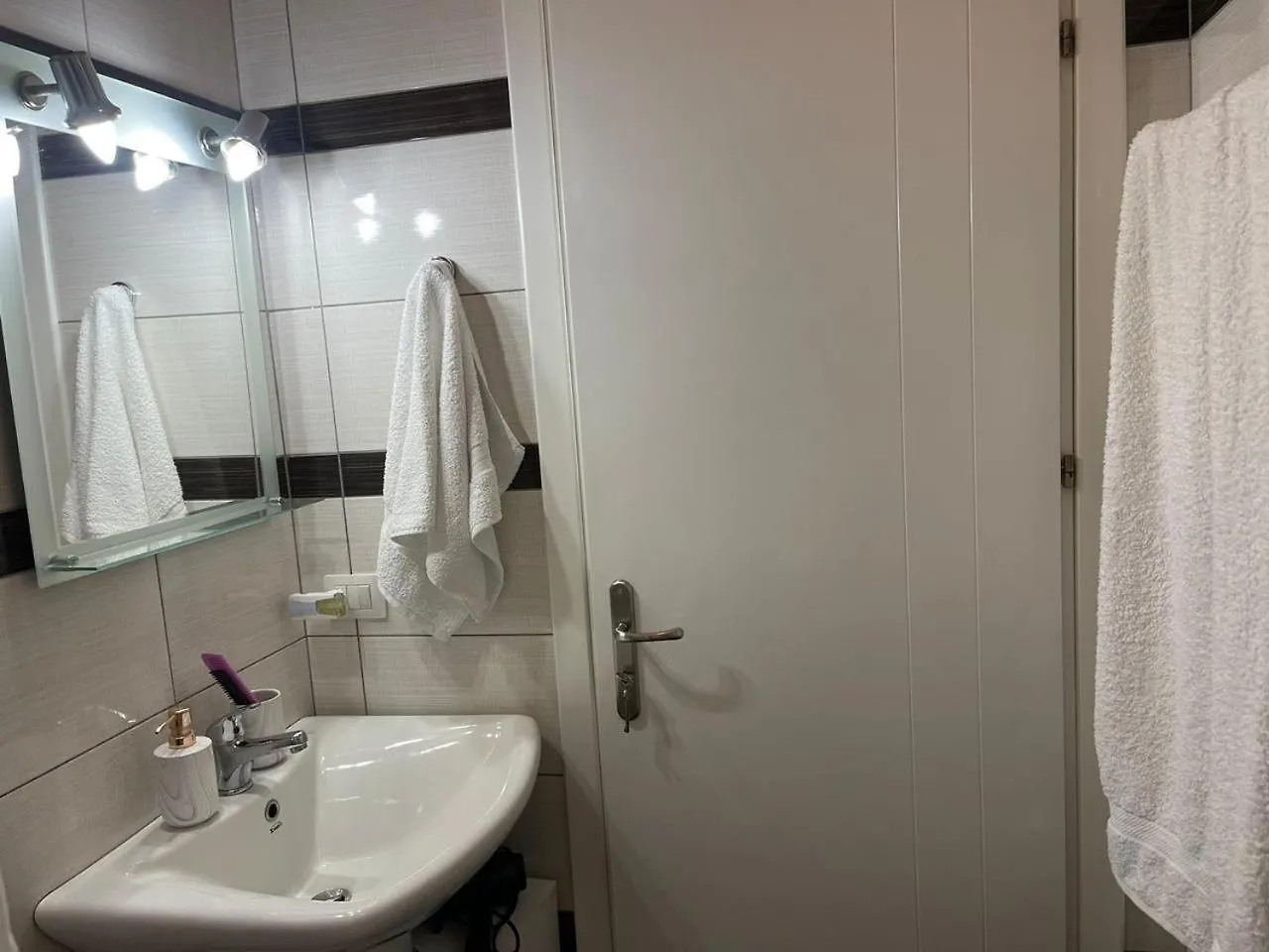 Boulevard Apartment Gjashte 0*,  Albania